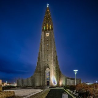 Die Hallgrimskirche ist das größte Kirchengebäude Islands und befindet sich in Reykjavik.
Diese riesige Kirche (1945–1986) dominiert die Skyline. Eine Fahrt mit dem Aufzug auf den 74,5 Meter hohen Turm bietet einen Blick auf die Stadt, den man sich nicht entgehen lassen sollte. Auffallend ist die Ähnlichkeit der Betonpfeiler, die sich in großer Zahl um den Turm der Hallgrímskirkja aneinanderreihen, mit Basaltsäulen, einem gängigen Motiv der isländischen Landschaft. Innen ist sie schlicht, hell und elegant. Am auffälligsten ist die riesige Orgel mit 5.275 Pfeifen.

#iceland #overiceland #ourplanetdaily #discoverearth #travelgram #landscape #earthcapture #roamtheplanet #neverstopexploring #planetearth #volcanopilot #ourfotoworld #theglobewanderer #travelphotography #landscapephotography #yourshotphotographer #icelandtrip #teamlavaforever #mystopover #natureconnected #connectiontonature #lostinlove #roamtheplanet #islandia #earthtones #lifeofadventure #architecture #architecturephotography #architecturelovers #hallgrimskirkja #romypicht
