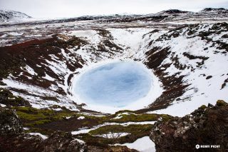 Vulkankrater Kerið 
Der Vulkankrater Kerið im Südwesten von Island ist ein malerischer Krater mit einem leuchtend blauen Kratersee in der Mitte und ist Teil des erweiterten “Golden Circle” im Südwesten von Island.. Die steil abfallenden Hänge sind aus rotem Vulkangestein und stellenweise mit saftigem Grün bewachsen. Vor 5.000 bis 6.500 Jahren entstand hier aus insgesamt 12 Vulkanen das Lavafeld Grímsneshraun mit einer Fläche von 54 Quadratkilometern. Kerið ist der östlichste von fünf Kratern der Kraterreihe Tjarnarhólar.

#teamlavaforever #mystopover #natureconnected #connectiontonature #lostinlove #mavic2pro #roamtheplanet #islandia #earthtones #lifeofadventure #visualsoflife #keepitwild #exploringtheglobe #yourshotphotographer #moodygrams #earthoutdoors #drone #inspiredbynature #inspiredbyiceland #islandia #mavic #exploringtheglobe #dji #iceland #icelandtrip #kerið #krater #romy_picht #photography #kratersee
