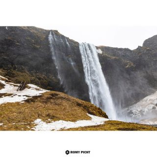 Der Wasserfall Seljalandsfoss ist einer der bekanntesten und meistfotografierten Wasserfälle Islands.
Eine 60m hohe Dusche. Von vorne sieht der Seljalandsfoss nicht besonderer aus als ein anderer Wasserfall, aber er ist berühmt, weil man dahinter laufen kann!
Und dann ist es ein Genuss für alle Sinne: Man kann die Ebene durch den Wasserfall hindurch bewundern, den Nebel auf der Haut spüren und dem Rauschen des Wassers lauschen. Allerdings bei Schnee und Eis ist das Dahinterlaufen nicht gestattet und abgesperrt. Außerdem gibt es einen versteckten Nachbarwasserfall: Gljufrabui. Er ist ein verstecktes Highlight und durch eine Felsspalte erreichbar und wunderschön!
Das Wasser im Seljalandsa-Fluss fließt aus dem Vulkangletscher Eyjafjallajökull.
Es ist Schmelzwasser des Gletschers. Der Fluss rauscht in Richtung Meer und stürzt über die alte Klippe .
Die Erosion hat den Felsen durchgeschnitten und eine Höhle hat sich hinter dem Wasserfall gebildet.

#teamlavaforever #mystopover #Seljalandsfoss #wasserfall #waterfall #natureconnected #connectiontonature #lostinlove #mavic2pro #roamtheplanet #islandia #earthtones #lifeofadventure #visualsoflife #keepitwild #exploringtheglobe #yourshotphotographer #moodygrams #earthoutdoors #drone #inspiredbynature #inspiredbyiceland #islandia #mavic #exploringtheglobe #dji #iceland #icelandtrip #romy_picht #photographylife