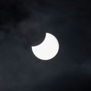 The partial solar eclipse today 25.10.2022 from 11:12 -12:10 in Karlsruhe.

Die partielle Sonnenfinsternis heute 25.10. 2022 aufgenommen zwischen 11:12 Uhr und 12:10 Uhr in Karlsruhe.
Bei einer partiellen Sonnenfinsternis schiebt sich der Mond zum Teil zwischen Sonne und unseren Heimatplaneten.

#eclipse #eclipsa #partialSolarEclipse #sun #moon #sky #photography 
#partielleSonnenfinsternis #sonnenfinsternis #Sunspots #sonnenfinsternis2022 #canon #canonphotography #astronomie #canondeutschland #sonnenflecken #astophotography #sterne #newsbw #theländ #instanews
